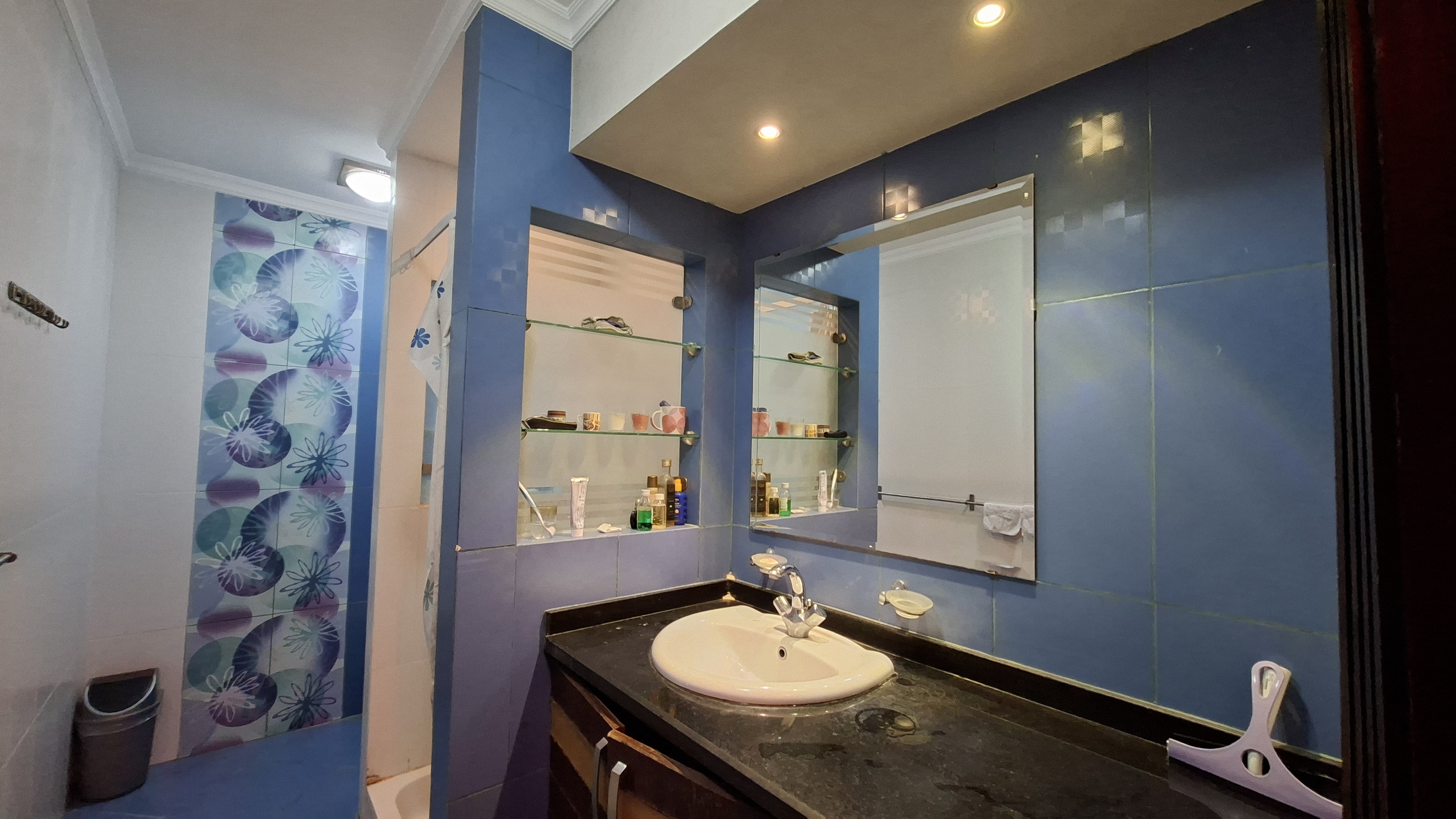 غرفة راقية بحمام خاص للإيجار بموقع متميز في 6 أكتوبر